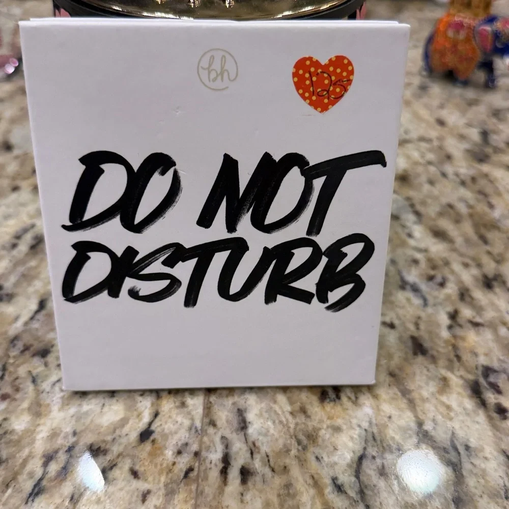 Do Not Disturb Eye Shadow Palette: 9 Colors